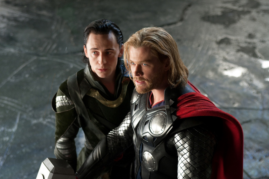 Tom Hiddleston et Chris Hemsworth parcourant le tableau des résultats du casting.
