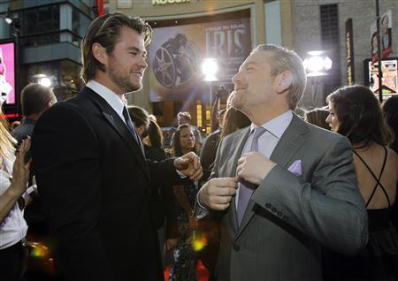Chris Hemsworth commentant l'élégance de la cravate de Kenneth Branagh.