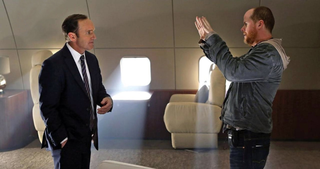 Joss Whedon (à droite) conjurant un sort de résurrection sur l'agent Coulson.